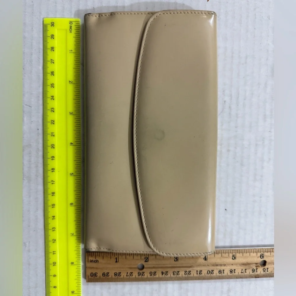 Gucci Vintage Patent Leather Wallet – Beige Nude Tab Clasp – 1980s - Picture 10 of 12